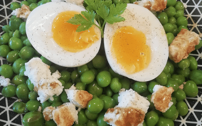 Salade de petits pois, féta et œuf mollet